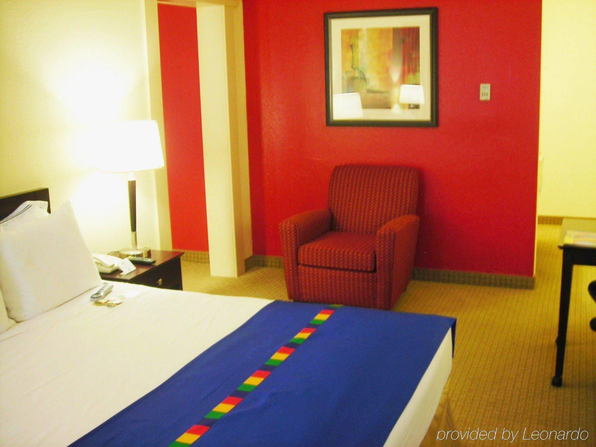 Love Field Hotel & Suites Dallas Room photo