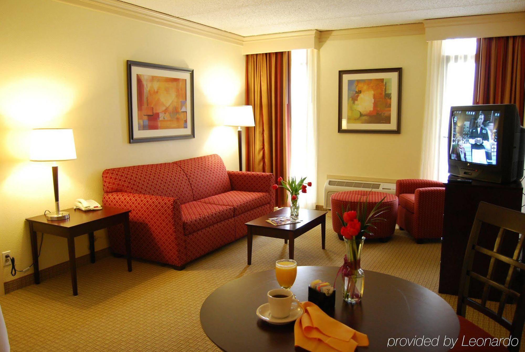 Love Field Hotel & Suites Dallas Room photo